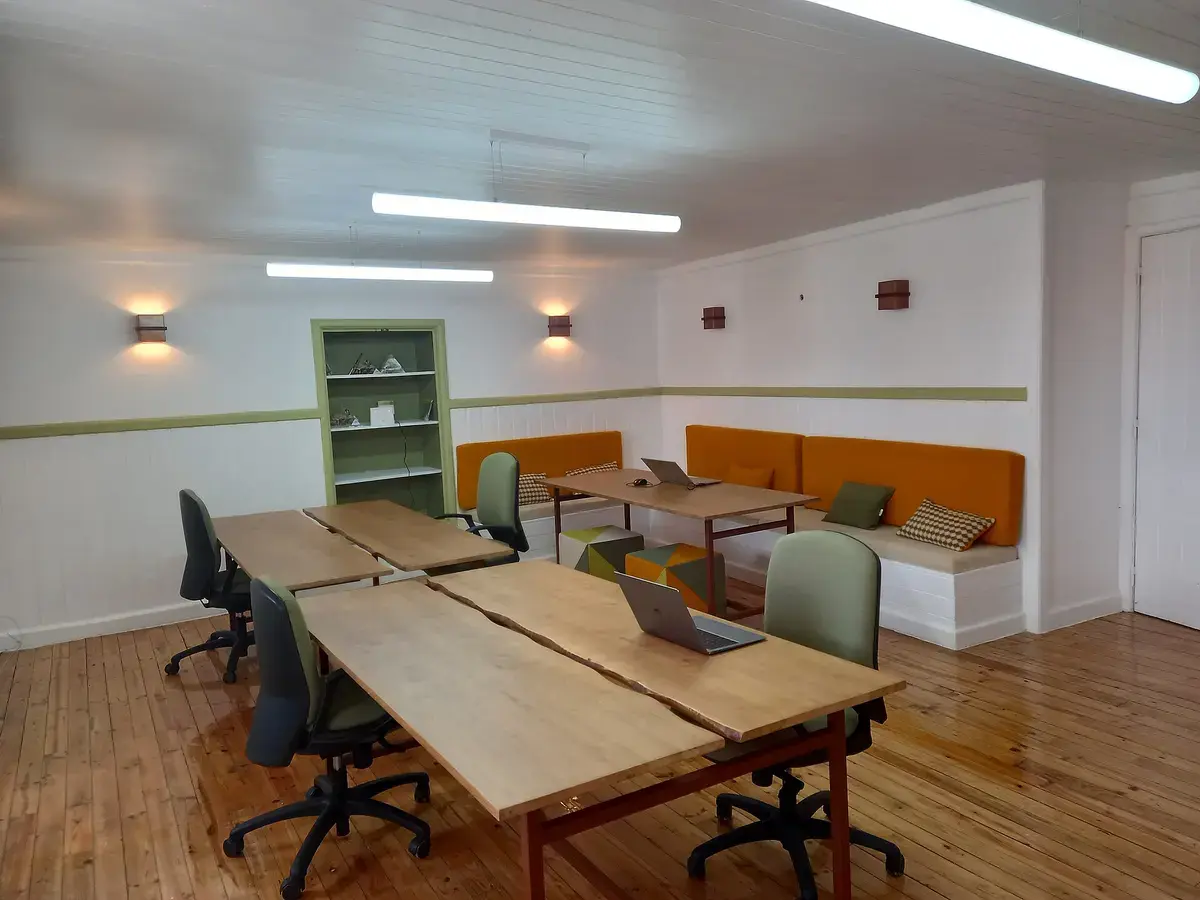 Espacio de trabajo luminoso con mesas largas